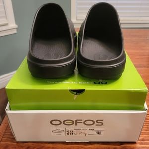 Brand New in Box Men's Oofos Ooclog in black, sz 12